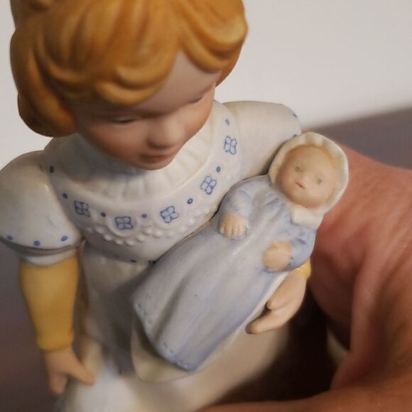 Vintage Avon Porcelain Figurine "A Mother's Love" - Picture 6 of 8